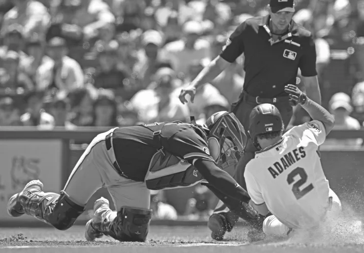 Lee’s pinch-hit lifts Tigers to 10-inning win